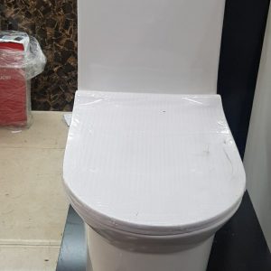 Mẫu chụp tại showroom Tâm Anh Bồn cầu toilet Bancoot liền khối TS40