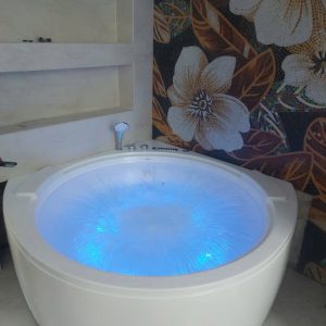Bồn tắm massage BossTani BT-2506251 tích hợp đèn loa Bluetooth cảm ứng cho bạn hoà mình vào âm thanh thư giãn