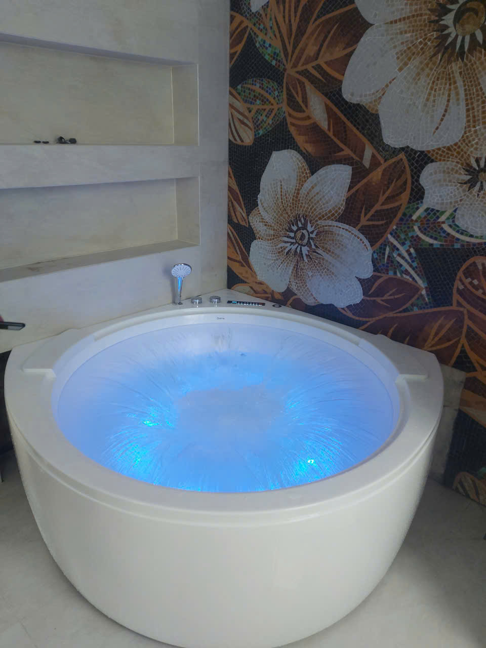 Bồn tắm massage BossTani BT-2506251 tích hợp đèn loa Bluetooth cảm ứng cho bạn hoà mình vào âm thanh thư giãn