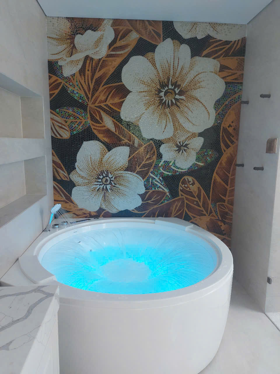 Hệ thống sục massage thủy lực: Các tia nước mạnh mẽ xoáy sâu, hỗ trợ giảm căng cơ, tăng tuần hoàn và phục hồi năng lượng.